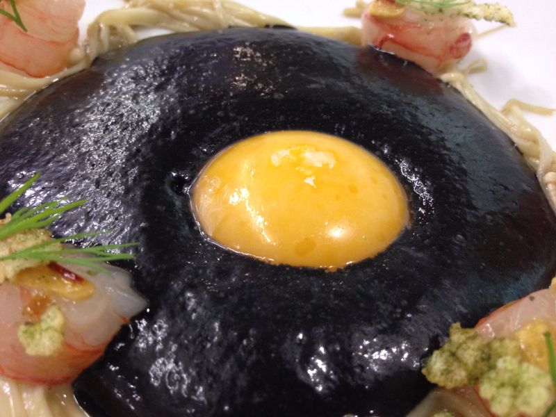 Huevo negro con angulas vegetales